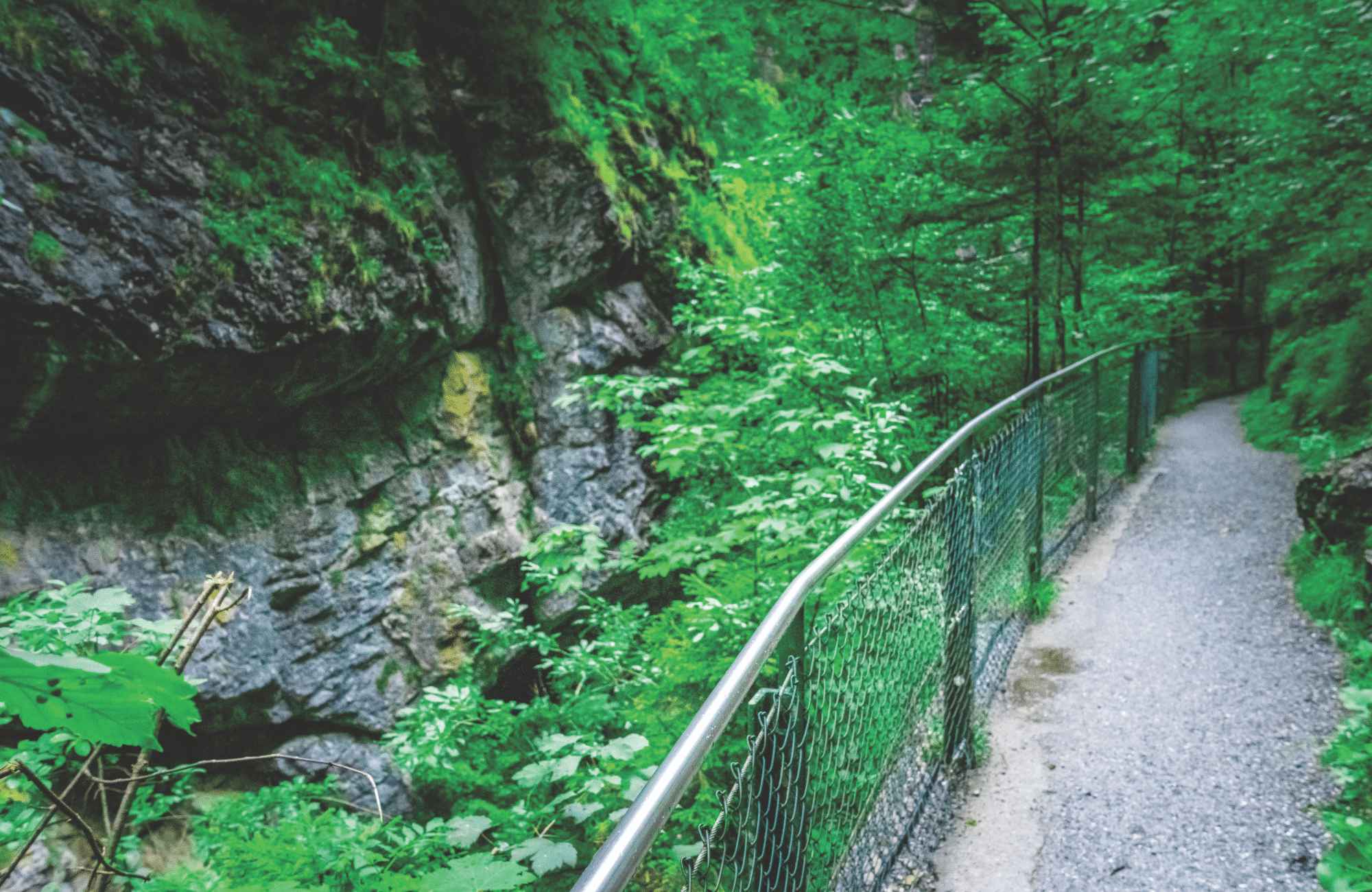 Ferienhaus-Inntal_Ausflug-Kind_giessenbachklamm-1