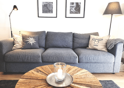 Ferienhaus_Inntal_Fewo-Wildwasser_Wohnen-Großes Sofa im Wohnzimmer